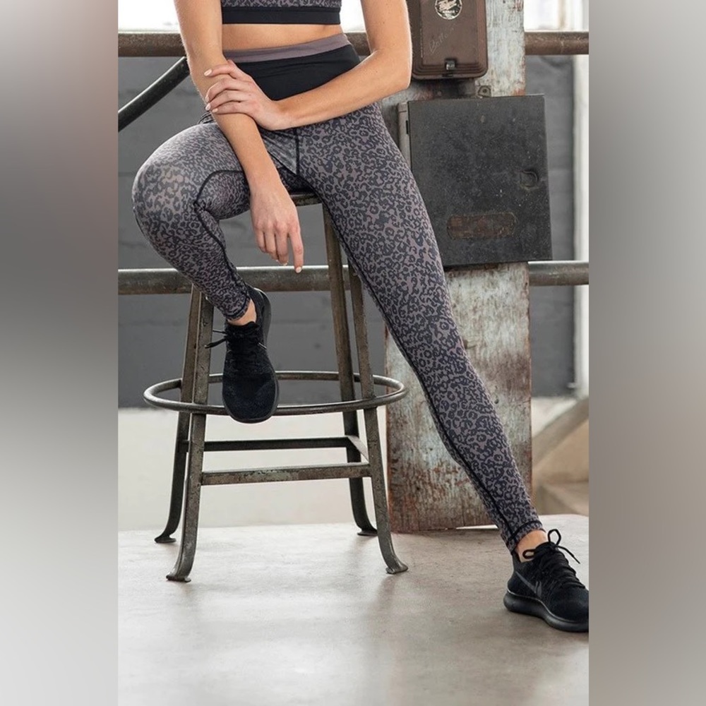 ✨MONO B high waist leopard leggings